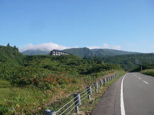 秋田側から見る須川岳